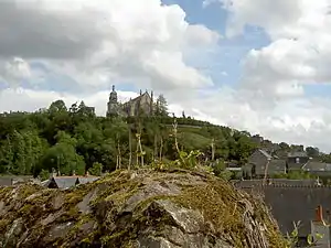 Ville haute : jardin public et église Saint-Léonard.