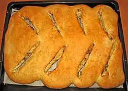 Une fougasse dans un plat de four