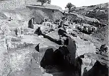 Photo en noir et blanc de fouilles archéologiques.