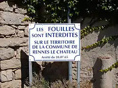 Pancarte officielle « Fouilles interdites ».