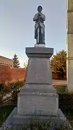 Monument aux morts« Poilu au repos – Monument aux morts à Fouilloy », sur e-monumen