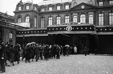 Foule venue rendre hommage à Paul Doumer au palais de l'Élysée.