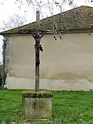 Crucifix en face de l'église.