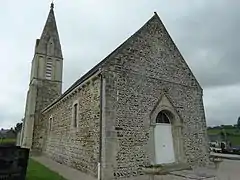 La nef de l'église de Foulognes (Calvados) et la base du clocher sont entièrement en arête-de-poisson, XIIe siècle.