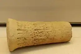 Clou de fondation commémorant le traité de paix conclu entre En-metena de Lagash et Lugal-kinishe-dudu d’Uruk. V. 2400 av. J.-C. Musée du Louvre.