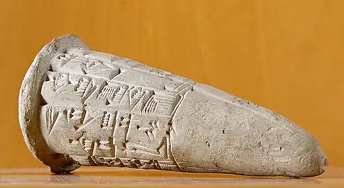 Clou de fondation portant une inscription commémorative du roi Gudea de Lagash, (v. 2120 av. J.-C.). Musée des beaux-arts de Lyon.