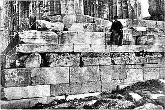 Trois assises de la crépis du Préparthénon, sous celle du Parthénon actuel.