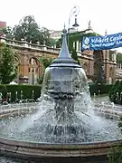 La fontaine à l'entrée de la zone du Palais