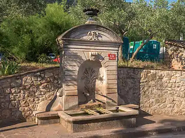 La fontaine.