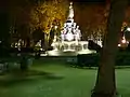 Vue nocturne de la fontaine dans la place.