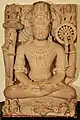 Ce Vishnu repose ses mains en posture de méditation (dhyana-mudra) ou de yoga yoga-mudra.