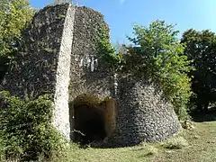 Photographie d'ensemble d'un four en ruine.