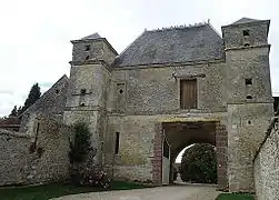 Le porche de ferme seigneuriale.