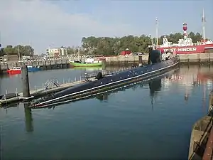 Un sous-marin soviétique de classe Foxtrot se trouvait jusqu'en juin 2019 comme attraction touristique dans le port.