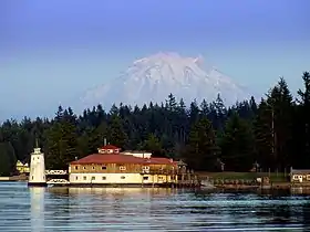 Le fort non-fonctionnel de Tanglewood avec en arrière-fond le mont Rainier.