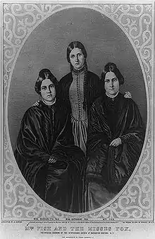 image noir et blanc : trois jeunes femmes