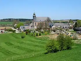 Ensemble formé par l'environnement de l'église de Foy-Notre-Dame