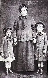 Les frères Proust et leur grand-mère paternelle Virginie Proust, vers 1876.