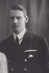 Photographie en noir et blanc d'un homme portant un uniforme militaire et plusieurs décorations.