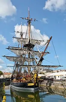 Frégate Hermione à Rochefort. La hune est la plate-forme visible au deux tiers du grand mât.