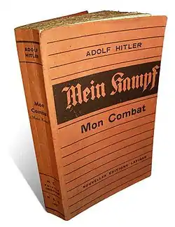 Photographie en couleurs d'un exemplaire de la version française de Mein Kampf