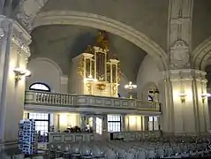 Temple - salle de prière avec l'orgue