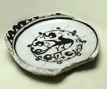 Fragment de plat à l'oiseau, Syrie, XIIIe siècleOn voit dans ce fond de plat une esthétique de transformation de l'oiseau en motif végétal.