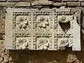 Fragment de caisson de plafond exposé dans le sous-sol des thermes.