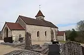 Église paroissiale et 2de croix de cimetière.