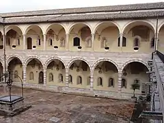 Cloître de Sixte IV avec, sur les deux ordres, les fenêtres romanes de l'ancien édifice (XIIIe siècle) et ce qui reste des fresques du XVIe siècle de Dono Doni et de son fils Lorenzo.