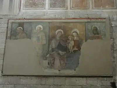 Église inférieure, sacristie, Vierge à l'Enfant avec sainte Anne et saints Bernardin et Sébastien et d'autres (environ 1504-1511), fragment de fresque de Tiberio d'Assisi, autrefois dans l'oratoire Saint-Bernard.