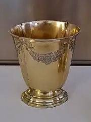 Gobelet ovale en argent doré.