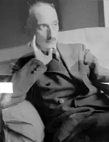 Photo en noir et blanc de François Mauriac en 1932 (à 47 ans), assis dans un fauteuil tête légèrement appuyée sur la main droite