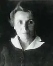 Photo noir et blanc d'une femme en buste, au visage marqué, amaigri