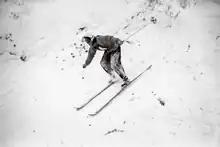 Photo de la skieuse Françoise Matussière en train de descendre la piste nommée la Lauberhorn à Wengen en Suisse en 1947.