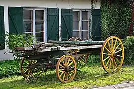 Vieux chariot au village.