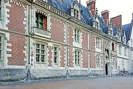 Façade en briques et pierres de l'aile Louis XII de Blois (1498-1503).