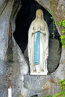 Notre-Dame-de-Lourdes dans la grotte de Massabielle