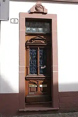 Maison des Anneauxdécor du vestibule avec revêtement mural, menuiseries, pavement, plafond et vitraux