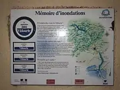 Plaque explicative des repères de crue de la Vidourle à Sommières (Gard).