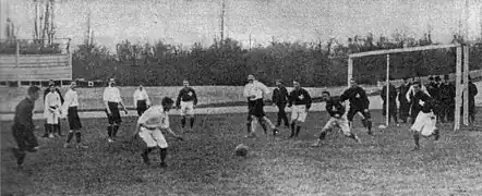 Photo en noir et blanc d'un match de football