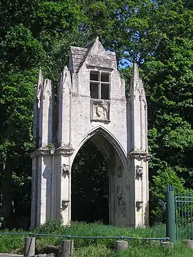 Le portail, remonté à Banneville-la-Campagne.