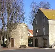 Le colombier, place de l'Amitié.