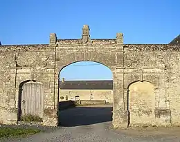 Le portail de la ferme-manoir.