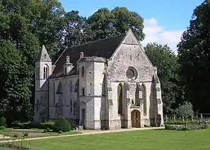 La chapelle romane voûté d'ogives au XIIIe siècle, avant d'être compartimentée au milieu du XVIe siècle.