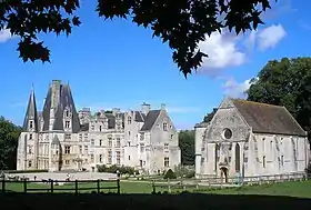 Le château et la chapelle.