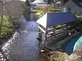 Le Noireau et le lavoir dans le bourg.