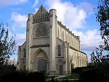 La façade restaurée de l'église.