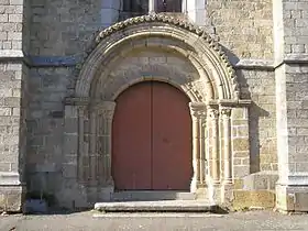 Le portail roman de l'église Saint-Pair.