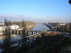 La Maine, vue en direction de l'amont, de la promenade du Bout-du-Monde à proximité du château.